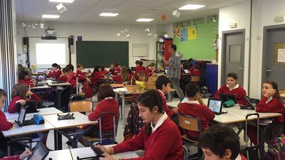 Germán con sus alumnos durante una de sus clases.