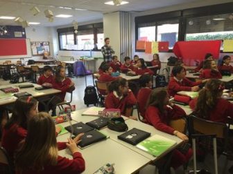 Germán con sus alumnos durante una de sus clases.